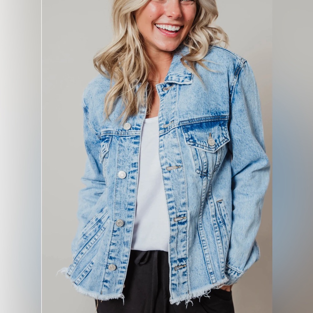Zenana Denim Jacket Light Wash Frayed Distressed Hem Size L Jeans Jacket EXC